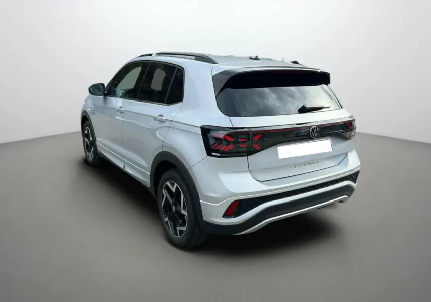 Volkswagen T-Cross TSI 116 DSG7 R-Line gris argent vu en 3/4 arrière droit avec jantes alu 17 pouces et vitres surteintées.