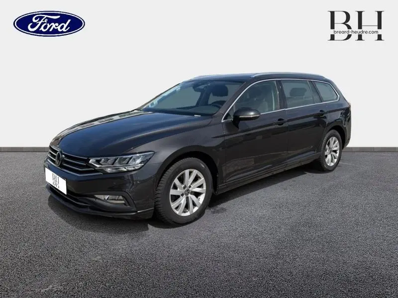 Volkswagen Passat SW gris manganèse métallisé vue 3/4 avant droit avec jantes alu et calandre chromée.