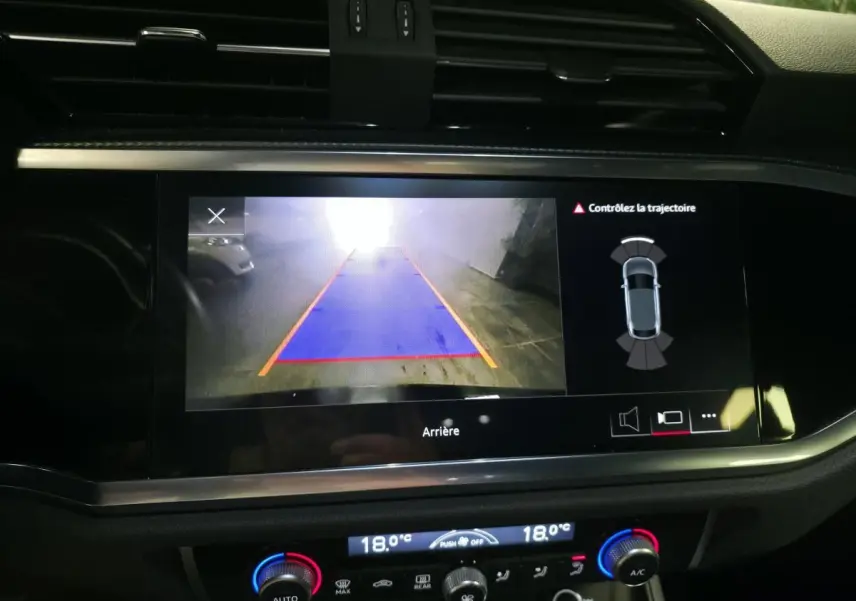Vue intérieure du tableau de bord de l'Audi Q3 Sportback 2023, écran caméra de recul avec affichage de trajectoire.