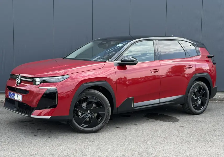 Citroën C5 Aircross 2026 rouge rubis avec toit noir, vue 3/4 avant côté gauche, jantes alliage noires.