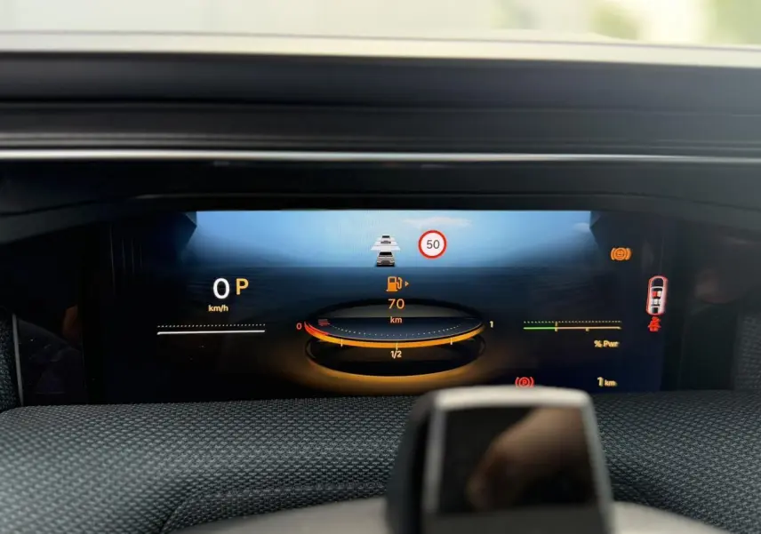 Affichage numérique du tableau de bord du Citroën C5 Aircross hybride, vue frontale centrée sur l'écran de conduite.