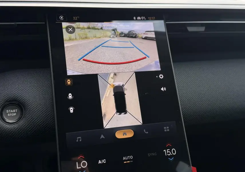 Écran central tactile du Citroën C5 Aircross rouge montrant la caméra 360° en mode recul, intérieur noir.