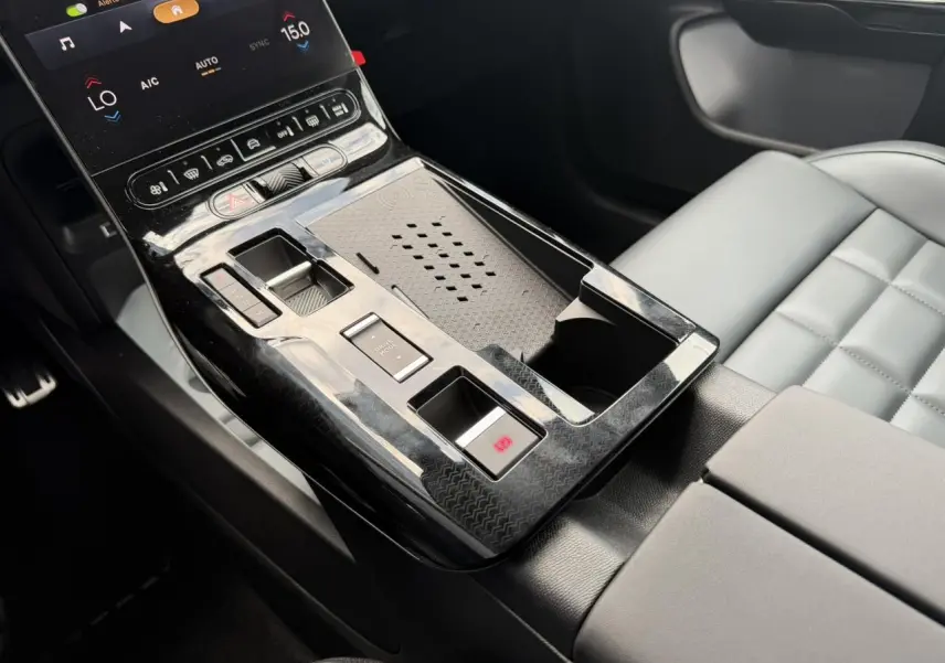 Vue rapprochée de la console centrale noire brillante avec commandes tactiles et siège gris clair du Citroën C5 Aircross.