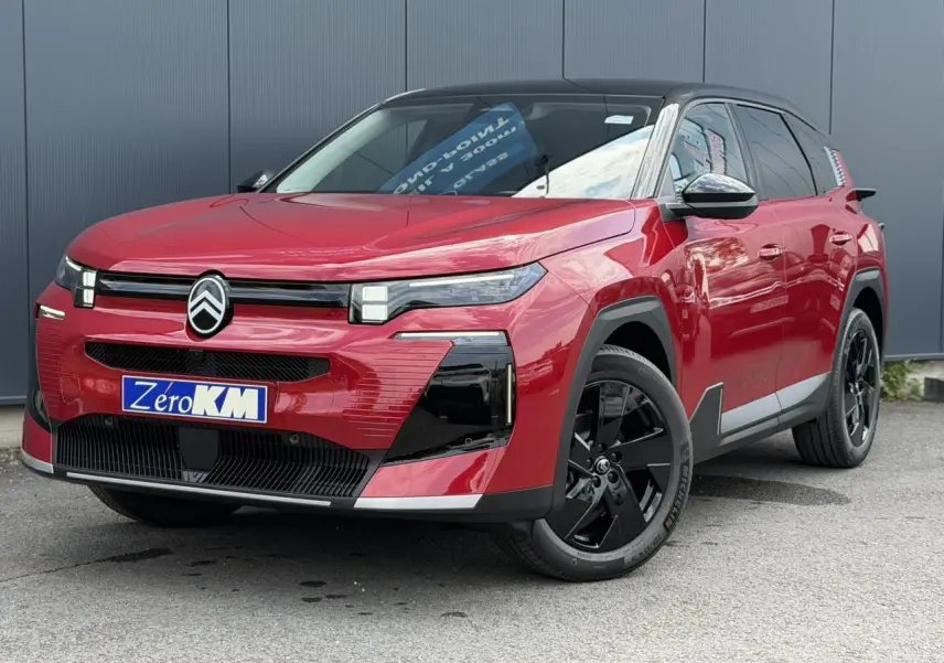 Citroën C5 Aircross NV Hybrid rouge rubis avec toit noir, vue 3/4 avant mettant en valeur ses jantes noires.