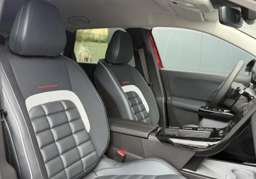 Vue intérieure côté droit des sièges avant en tissu et cuir noir avec inserts gris et détails rouges du Citroën C5 Aircross 2026.
