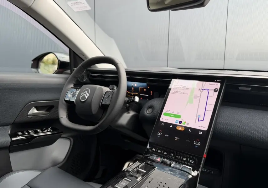 Vue intérieure côté conducteur du Citroën C5 Aircross 2026, avec grand écran tactile vertical et volant multifonctions noir.