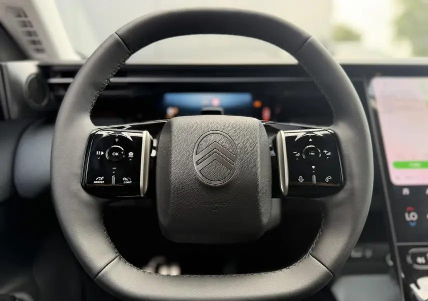 Volant noir multifonctions Citroën C5 Aircross NV Hybrid vu de face avec commandes tactiles intégrées.