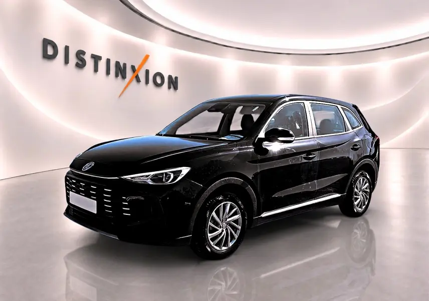 MG Motor ZS 1.5 hybrid noir en 3/4 avant droit, avec jantes alliage et calandre noire distinctive.