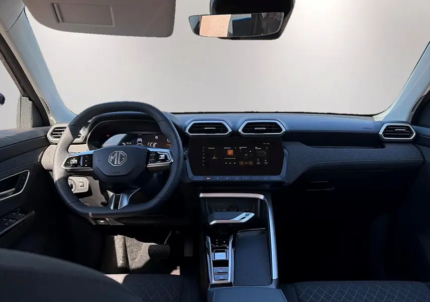 Vue intérieure avant du MG ZS 1.5 hybrid noir 2026, avec tableau de bord moderne et écran tactile central.