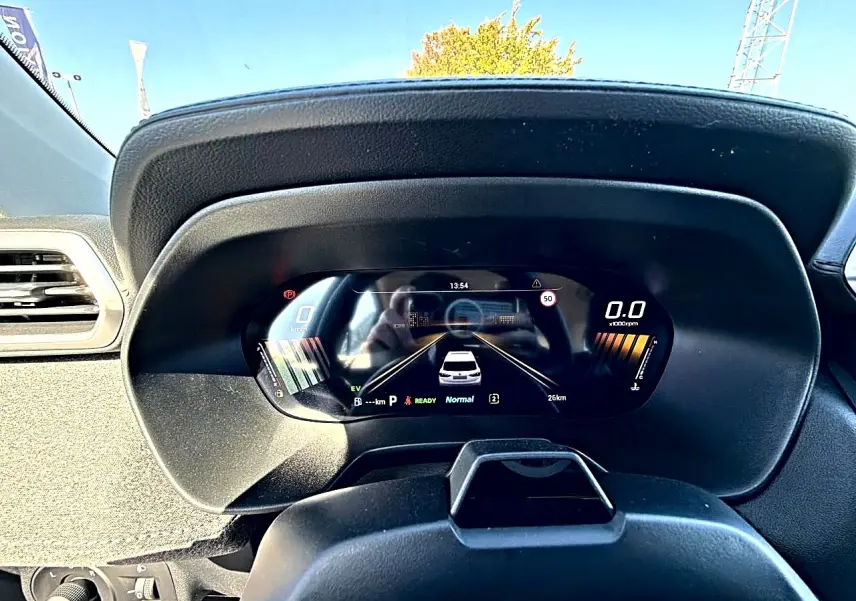 Vue rapprochée du tableau de bord numérique du MG Motor ZS 1.5 hybrid noir, affichant la vitesse et l'autonomie.