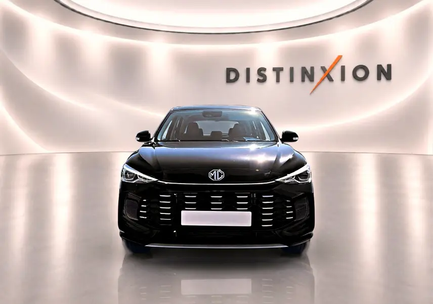 Vue frontale du MG ZS 1.5 hybrid noir 2026 avec calandre imposante et logo MG centré sur fond lumineux Distinxion.