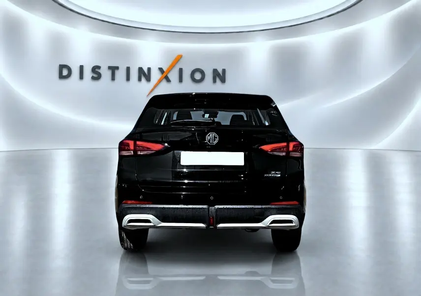 Vue arrière du MG ZS 1.5 hybrid noir 2026, avec feux LED et double sortie d’échappement chromée visible.