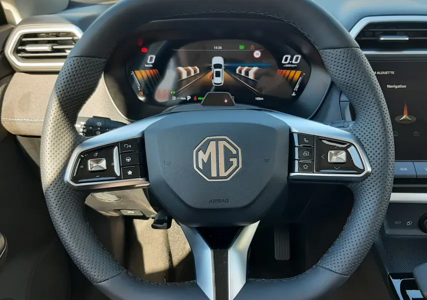 Vue frontale du volant noir perforé du MG ZS 1.5 Hybrid+ 2026 avec tableau de bord numérique et écran tactile latéral.