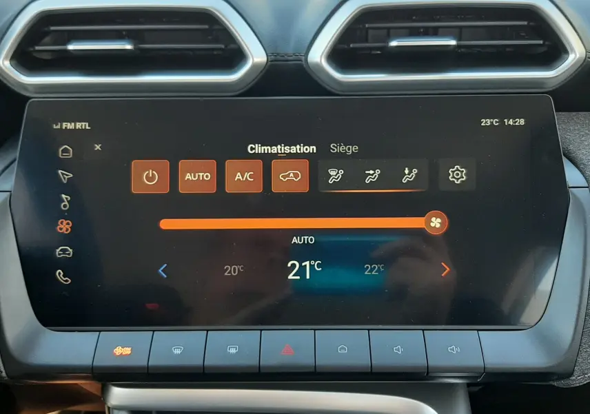 Vue rapprochée de l’écran tactile de climatisation du MG ZS Emerald Green 2026 avec commandes digitales et aérateurs hexagonaux.