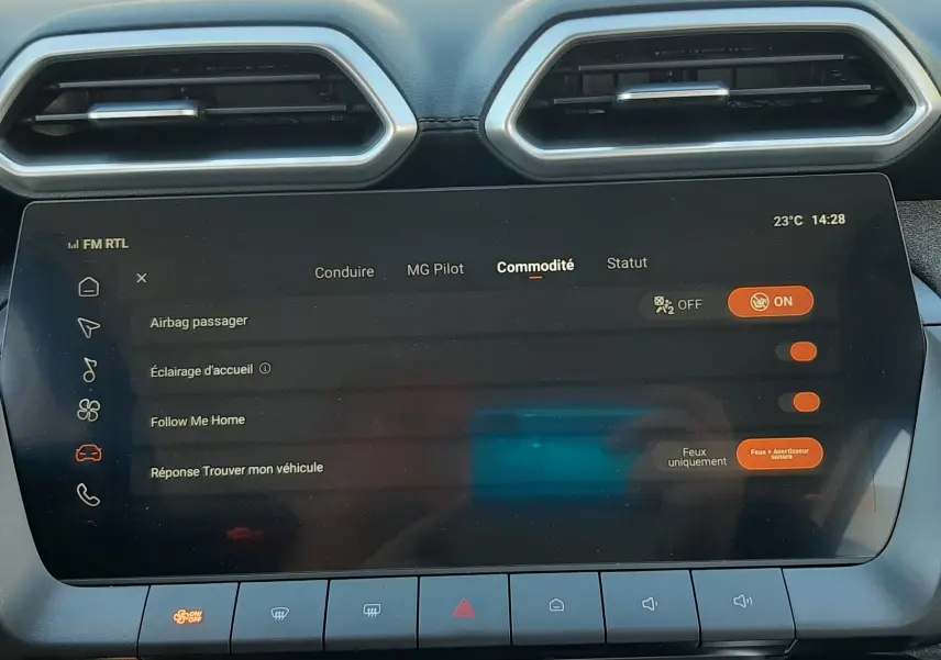Écran tactile central du MG Motor ZS 1.5 Hybrid+ 2026, affichant les réglages de commodité dans un intérieur gris.