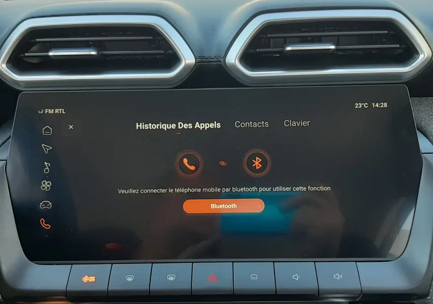 Vue rapprochée de l’écran tactile central du MG ZS 1.5 Hybrid+ 2026, affichant le menu Bluetooth, entouré de commandes et aérateurs.
