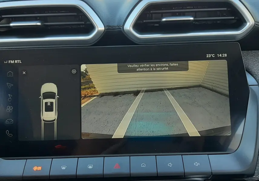 Écran central du MG ZS 1.5 Hybrid+ 2026 montrant la caméra de recul avec lignes de guidage et vue arrière du parking.