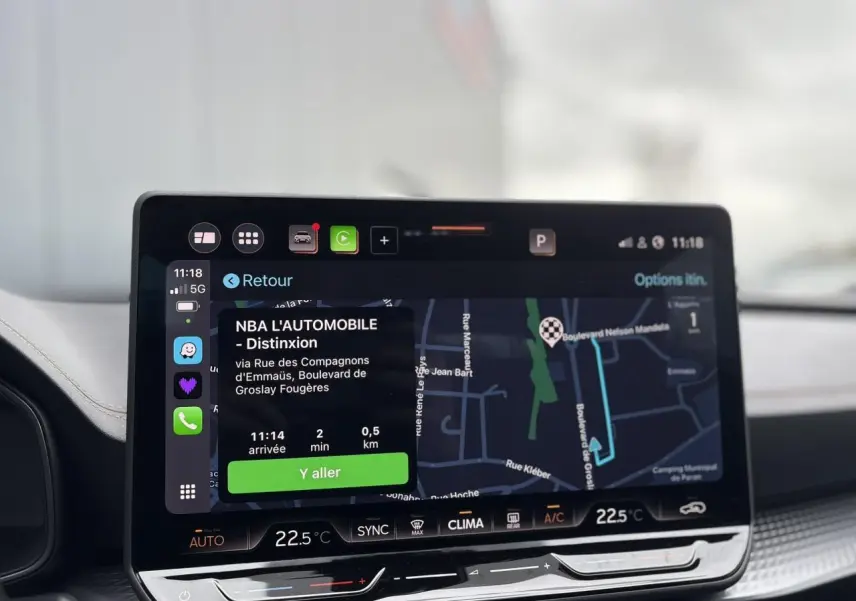 Écran tactile HD 12,9'' du système de navigation dans l'habitacle du CUPRA LEON ST Gris Graphene.