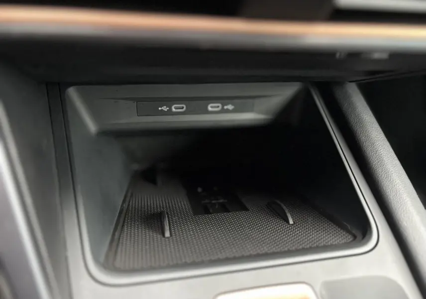 Espace de rangement intérieur avec deux ports USB-C éclairés dans une CUPRA LEON ST 2025.