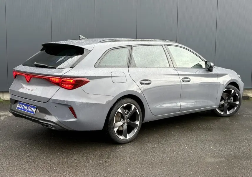 Vue 3/4 arrière droite d'une CUPRA LEON ST gris Graphene avec feux arrière Tri-LED et jantes alliage 18 pouces.