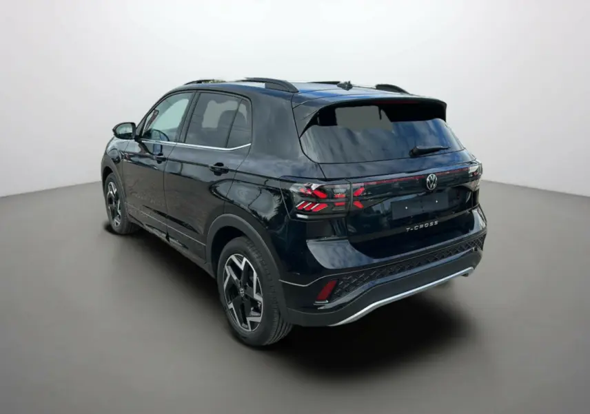 Volkswagen T-Cross TSI 116 DSG7 R-Line noir intense vu en 3/4 arrière droit avec jantes alu 17 pouces et vitres surteintées.