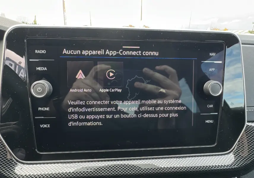 Écran tactile central du Volkswagen T-Cross TSI 116 DSG7 R-Line 2025 affichant la connexion App-Connect.