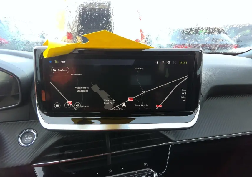 Vue intérieure du tableau de bord du Peugeot 2008 noir 2025, avec écran tactile GPS et bouton start/stop visible.