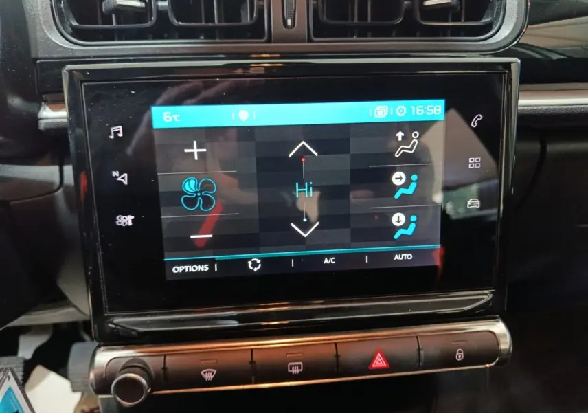 Écran tactile central du tableau de bord de la Citroën C3 gris foncé, affichant les réglages de climatisation.