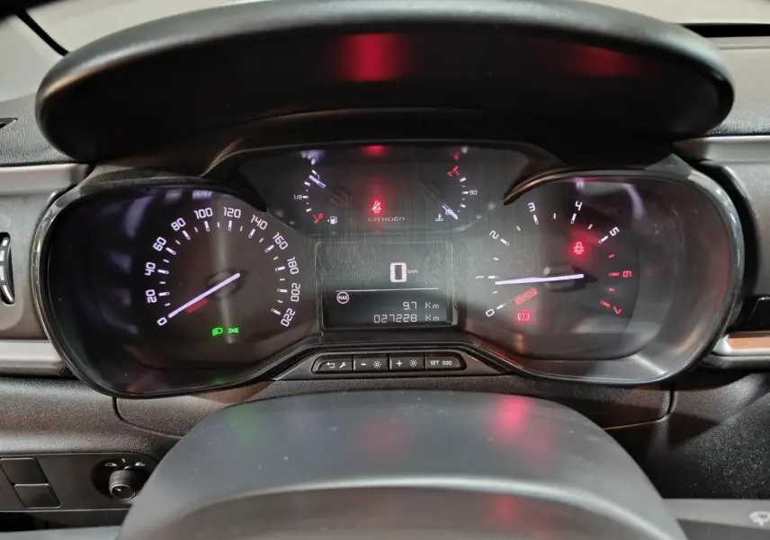 Tableau de bord de Citroën C3 BlueHDi 100 BVM PLUS 2024, affichage numérique et compteurs analogiques éclairés.