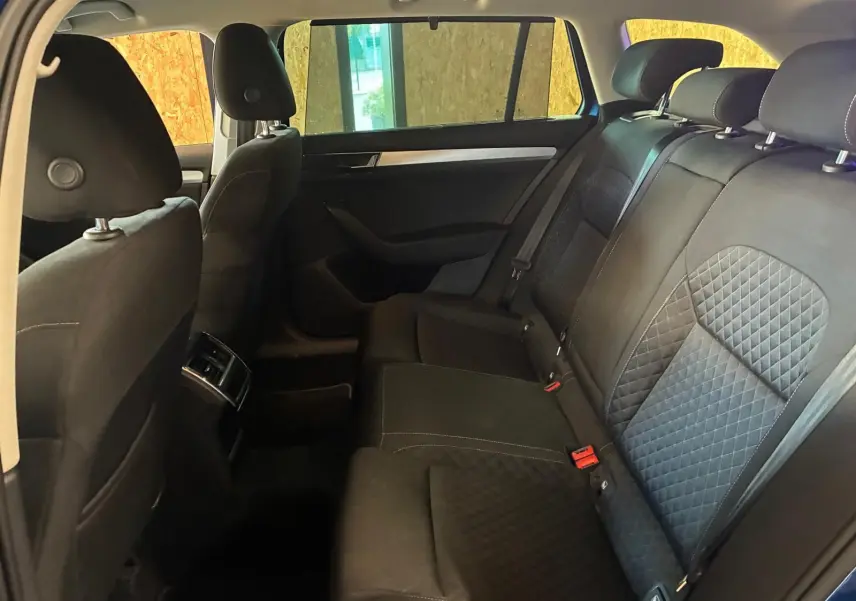 Vue intérieure côté droit des sièges arrière en tissu noir matelassé d'une Skoda Superb Combi 2021 bleu diesel.