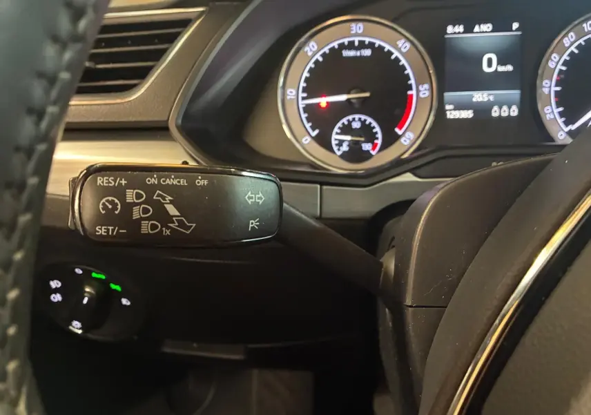 Gros plan sur le commodo de régulateur de vitesse à gauche du volant dans le tableau de bord d'une Skoda Superb Combi 2021.