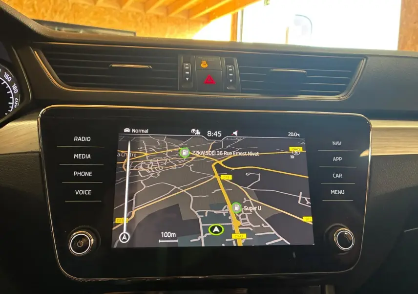 Vue rapprochée de l'écran tactile central du Skoda Superb Combi 2021 affichant le GPS avec interface noire et boutons tactiles.