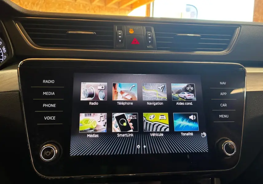 Écran tactile central du tableau de bord du Skoda Superb Combi 2021, affichant le menu multimédia et navigation.