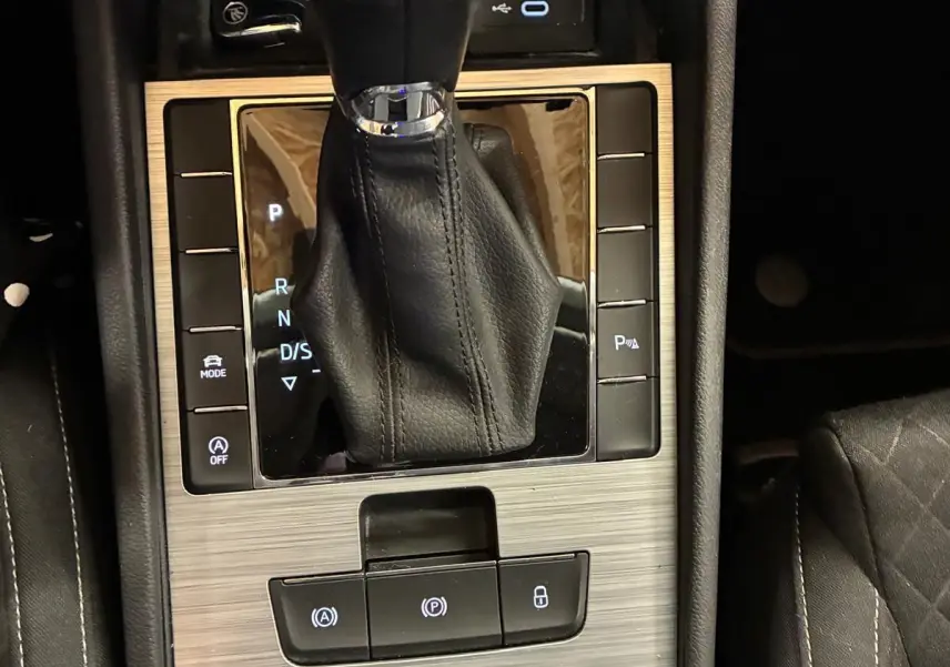 Gros plan sur le levier de vitesses DSG noir et chrome de la Skoda Superb Combi 2021, avec console centrale en finition métal brossé.