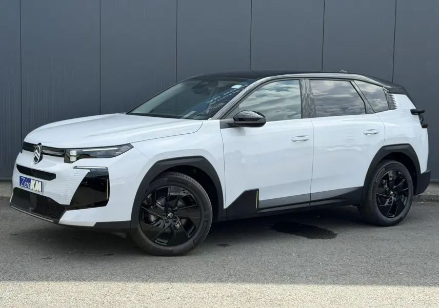 Citroën C5 Aircross blanc Okenite et toit noir, vue 3/4 avant côté gauche avec jantes noires.