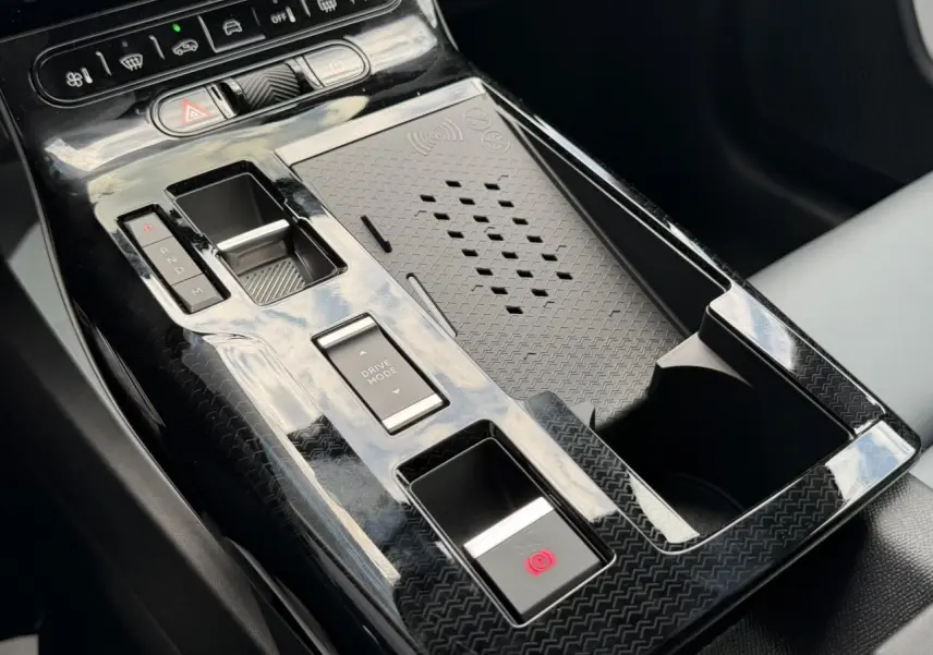 Gros plan sur la console centrale noire brillante avec commandes de boîte auto et mode de conduite du Citroën C5 Aircross.
