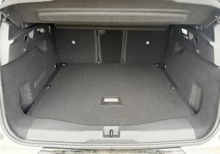Coffre ouvert du Citroën C5 Aircross blanc, vue arrière montrant l'espace de chargement spacieux et propre.