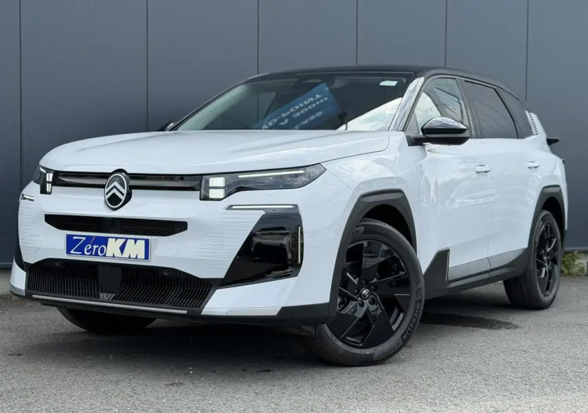 Vue 3/4 avant d'un Citroën C5 Aircross blanc Okenite avec toit noir et jantes alliage noires.