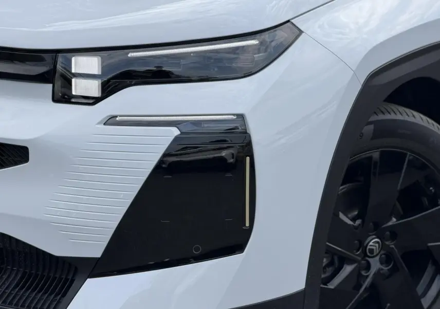 Gros plan sur l'avant droit blanc Okenite du Citroën C5 Aircross avec détails noirs et jante alliage 19 pouces.