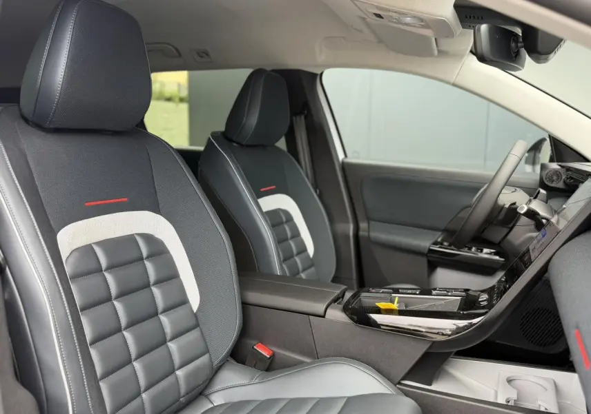 Vue intérieure côté droit du Citroën C5 Aircross 2026, sièges noirs avec surpiqûres blanches et détails rouges.