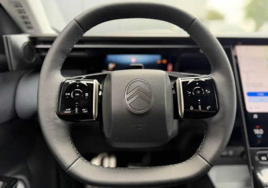 Gros plan sur le volant noir multifonctions du Citroën C5 Aircross 2026 avec commandes tactiles intégrées.