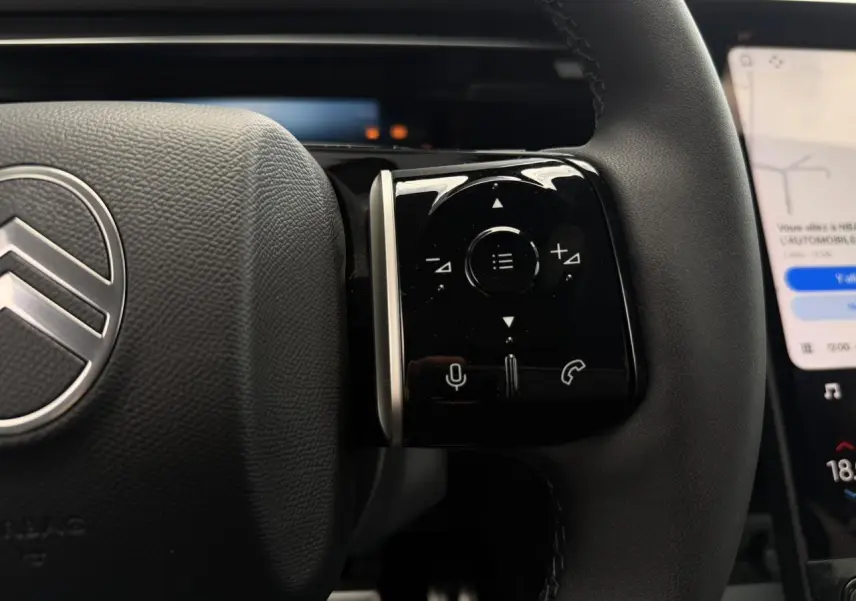 Gros plan sur les commandes tactiles noires du volant côté droit du Citroën C5 Aircross 2026, intérieur moderne.