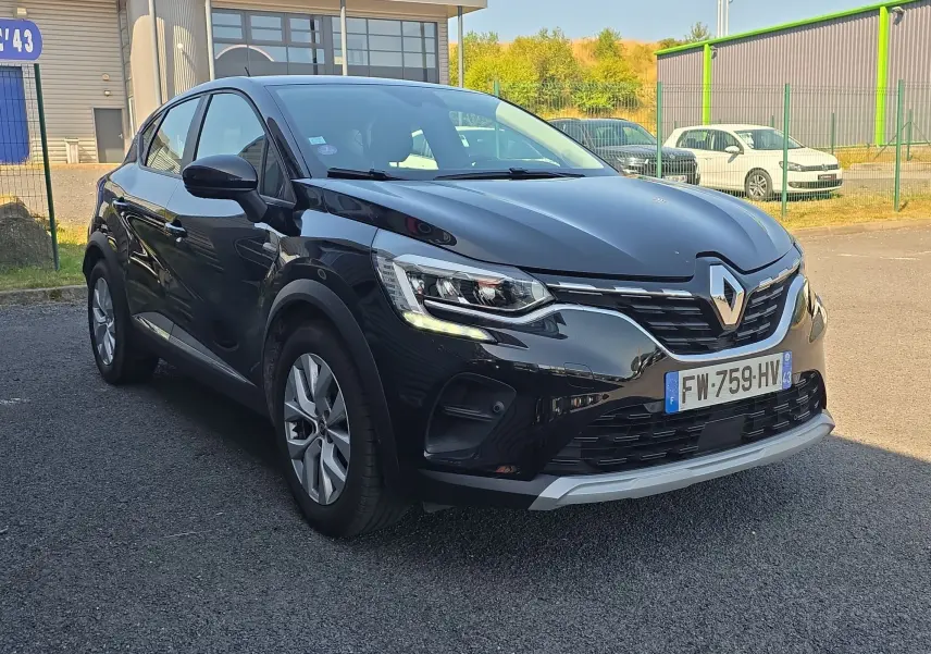 Renault Captur noir vu en 3/4 avant droit, avec jantes alliage 17 pouces et calandre chromée brillante.