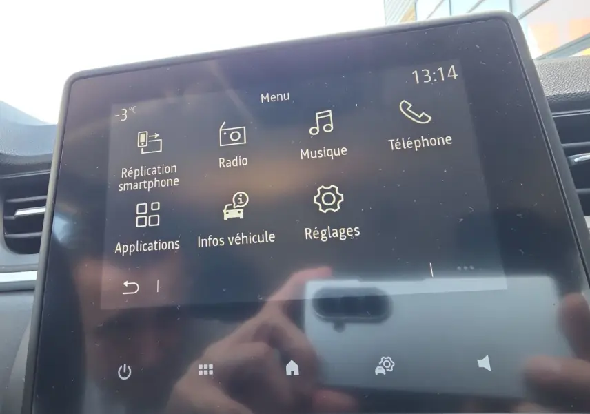 Écran tactile central du Renault Captur 2021 affichant le menu principal avec options multimédia et véhicule.