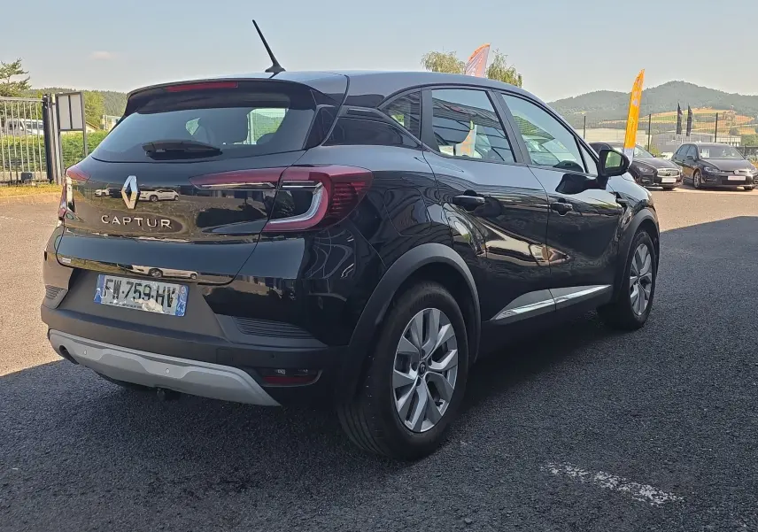 Vue 3/4 arrière droite d'un Renault Captur noir 2021 avec jantes alliage 17 pouces sur parking extérieur.
