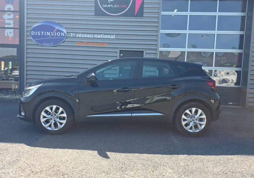 Profil côté gauche d’un Renault Captur noir 2021 avec jantes alliage 17 pouces, garé devant un bâtiment commercial.