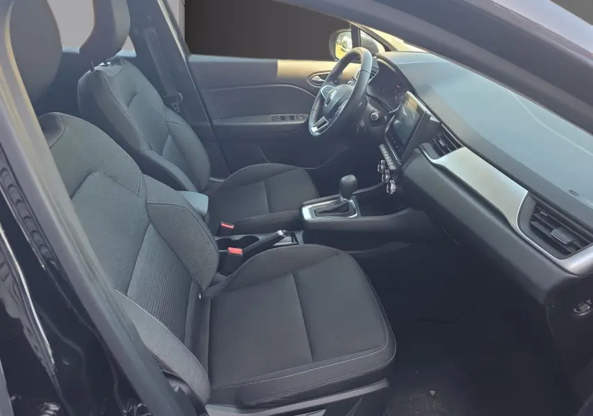 Vue intérieure côté gauche du Renault Captur 2021 noir, montrant sièges avant, volant et console centrale avec boîte auto.