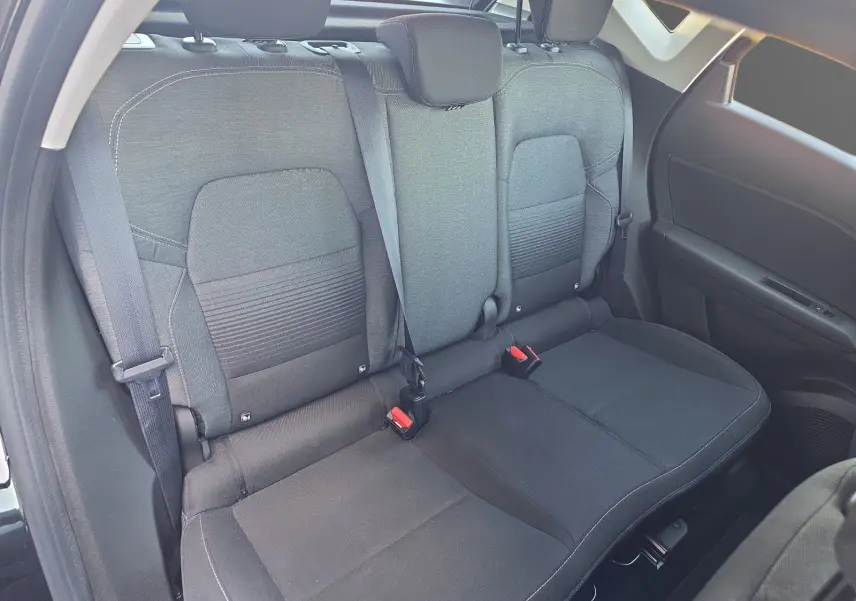 Vue intérieure sur la banquette arrière noire du Renault Captur 2021, avec ceintures de sécurité et appuie-têtes visibles.