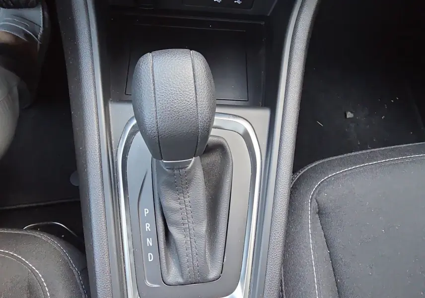 Le levier de vitesses automatique noir du Renault Captur 2021 vu de dessus, entouré de sellerie noire.