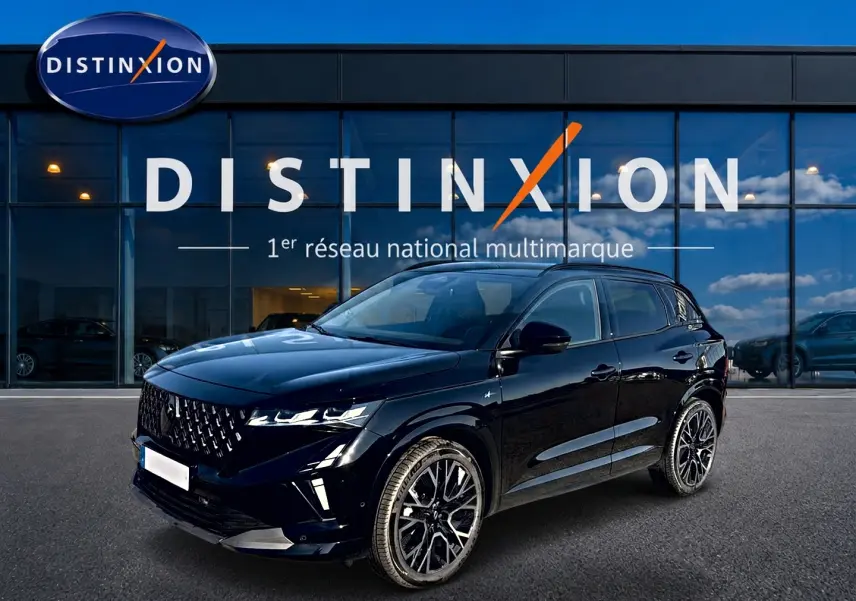 Renault Austral noir en 3/4 avant droit, avec jantes alu et calandre distinctive esprit Alpine.